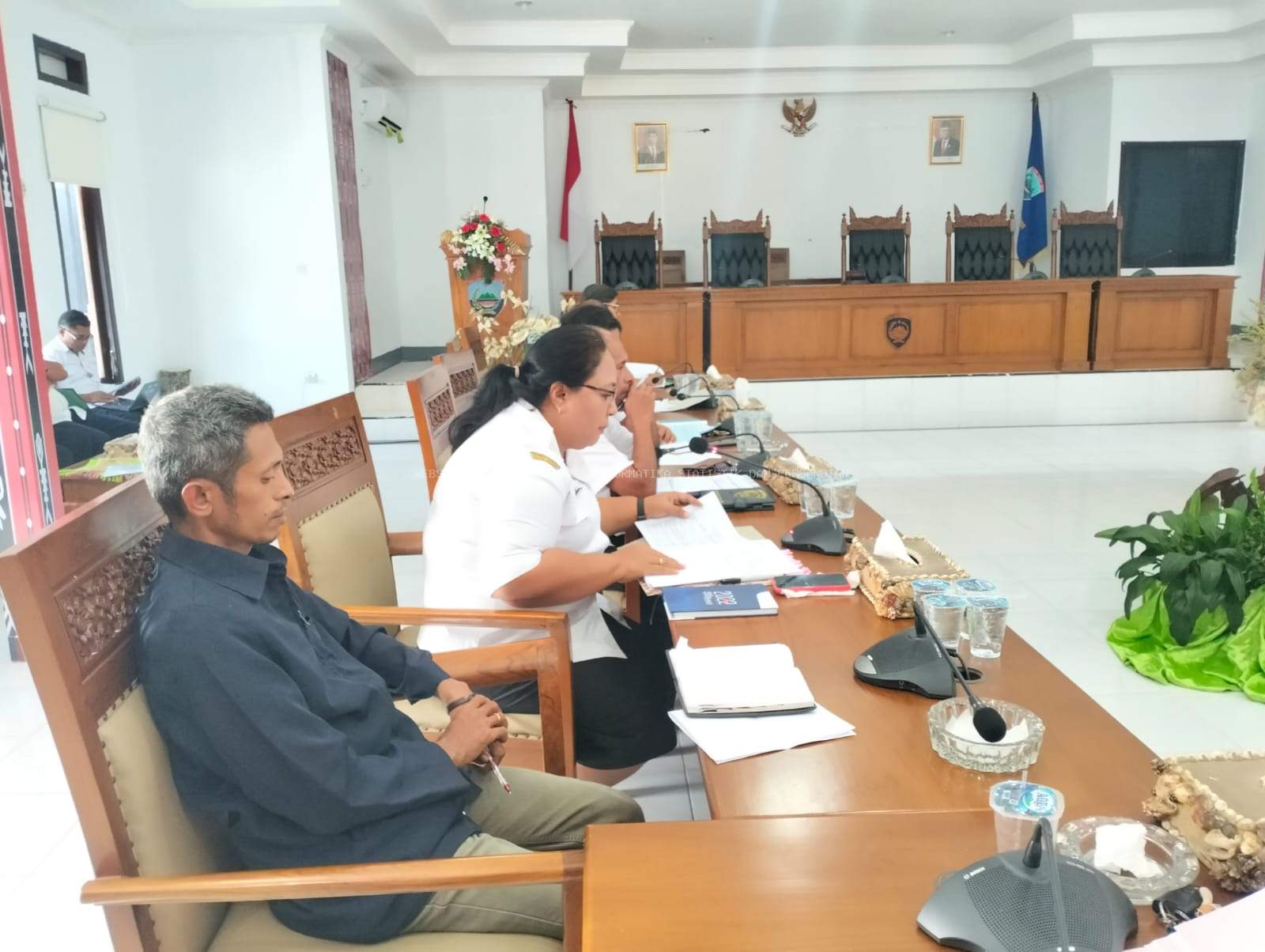 Kadis Kominfostaper MBD Hadiri Rapat Pembahasan APBD-P Dengan Komisi A DPRD MBD