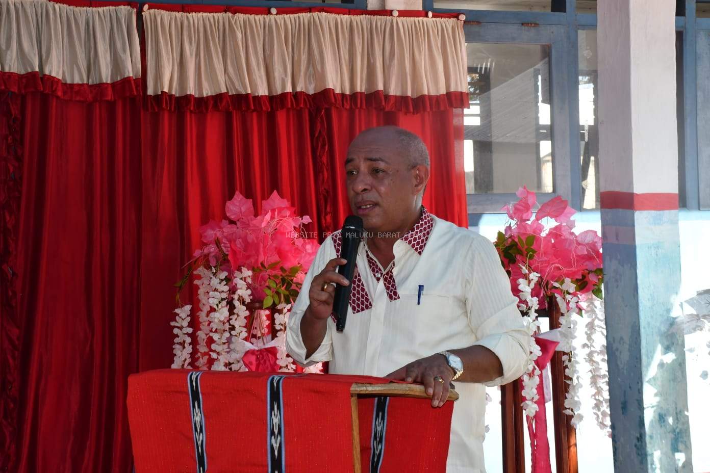 PASCA BENCANA, BUPATI MBD SERAHKAN BANTUAN TANGGUNG DARURAT