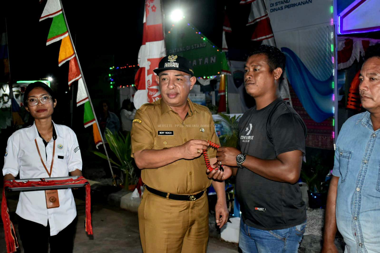 SERAHKAN BANTUAN PERIKANAN, BUPATI HARAP NELAYAN MANDIRI