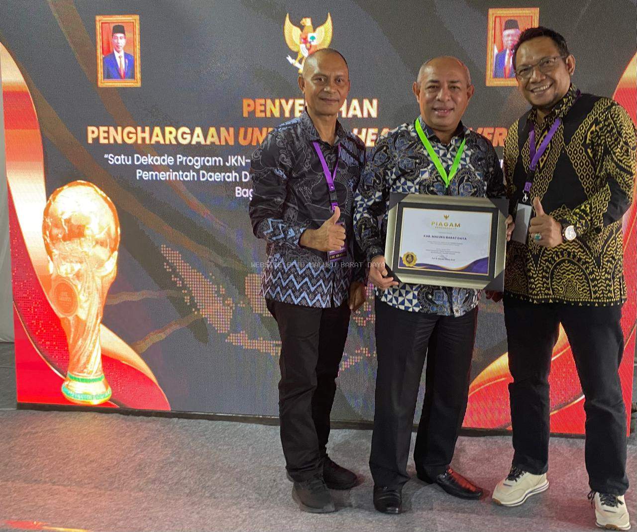 SUKSES JALANKAN PROGRAM JKN-KIS BUPATI MBD TERIMA PENGHARGAAN UHC