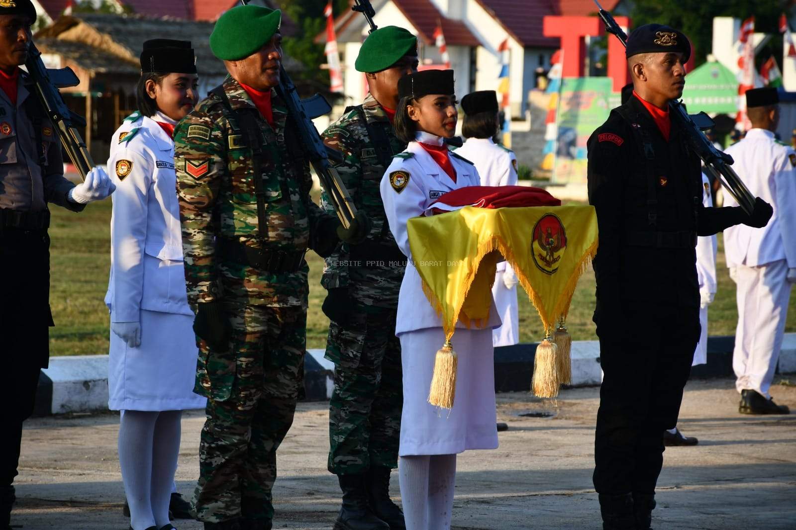 WAKIL BUPATI MBD PIMPIN UPACARA PENURUNAN BENDERA MERAH PUTIH