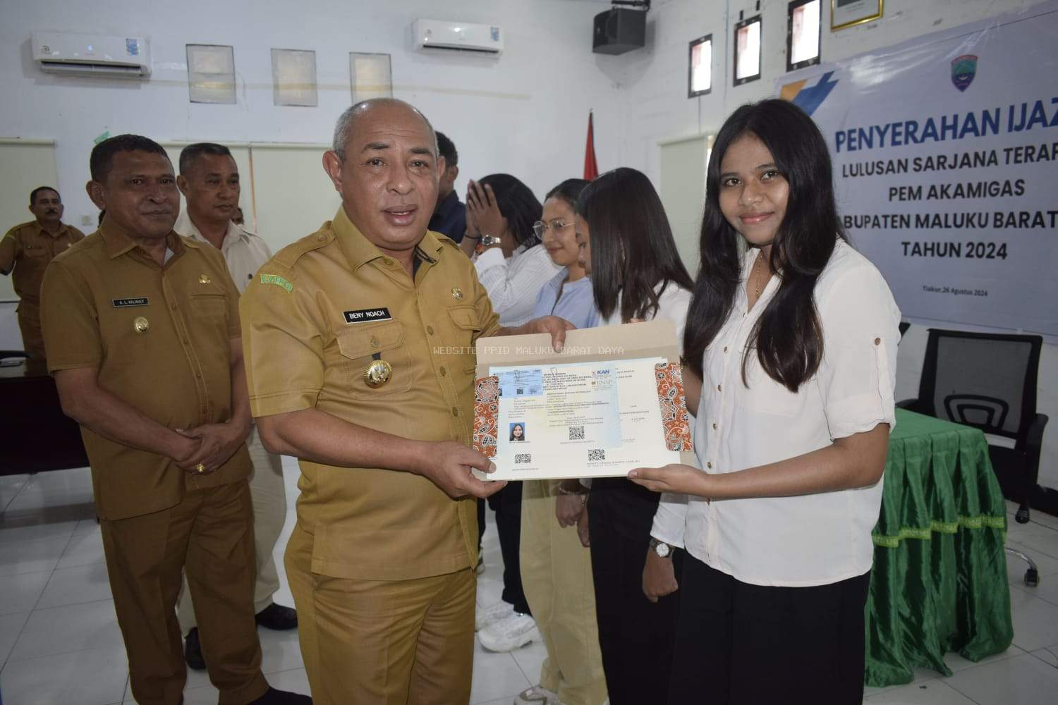 BUPATI MBD SERAHKAN IJAZAH 19 WISUDAWAN AKAMIGAS BEASISWA PEMDA