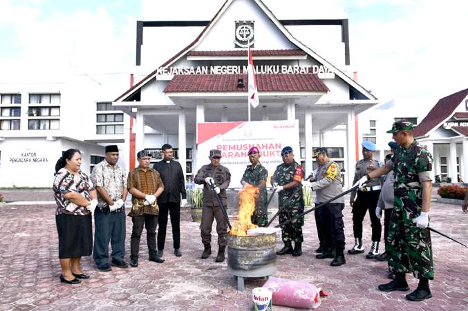 Kejari MBD Musnahkan Barang Bukti Perkara Tindak Pidana